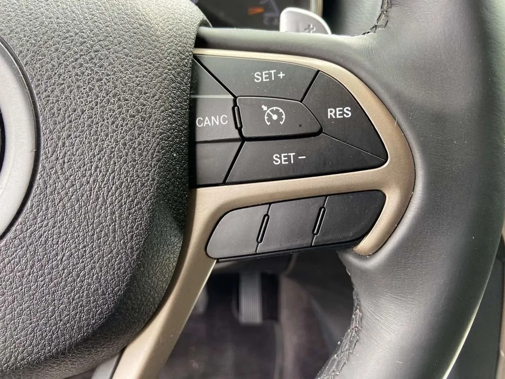 2017 Jeep Grand Cherokee Laredo thumbnail 31
