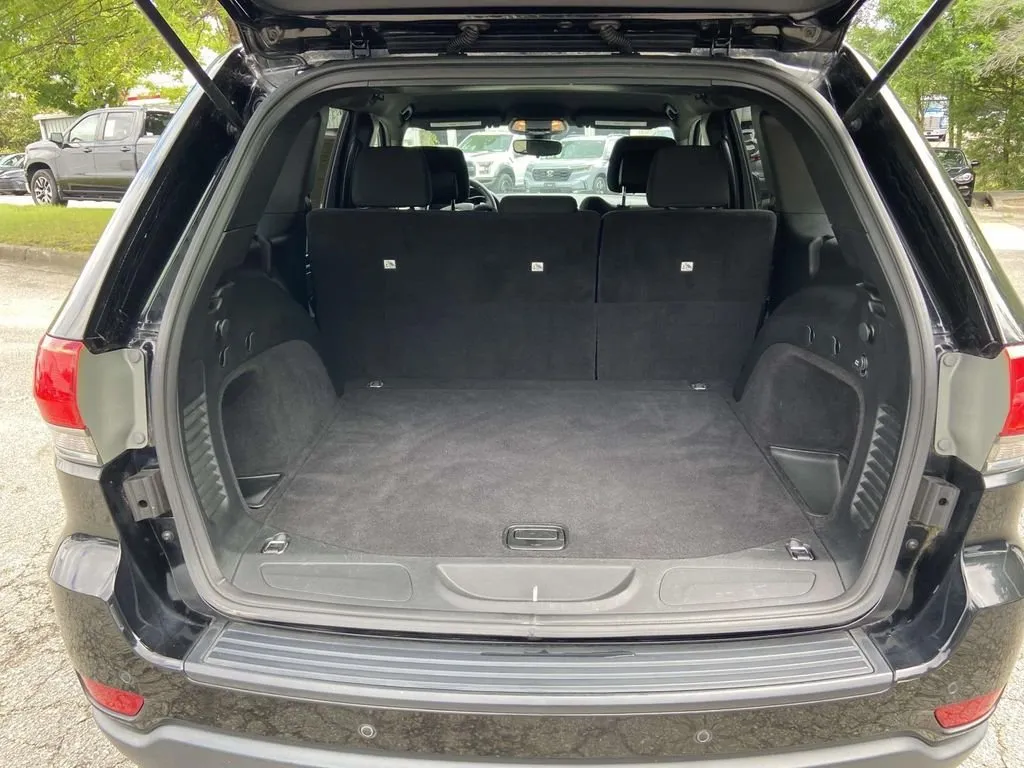 2017 Jeep Grand Cherokee Laredo thumbnail 8