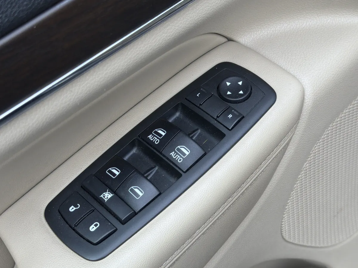 2017 Jeep Grand Cherokee Limited thumbnail 14