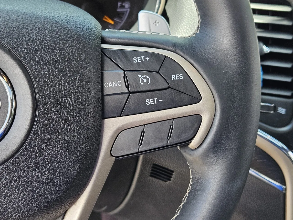 2017 Jeep Grand Cherokee Limited thumbnail 24