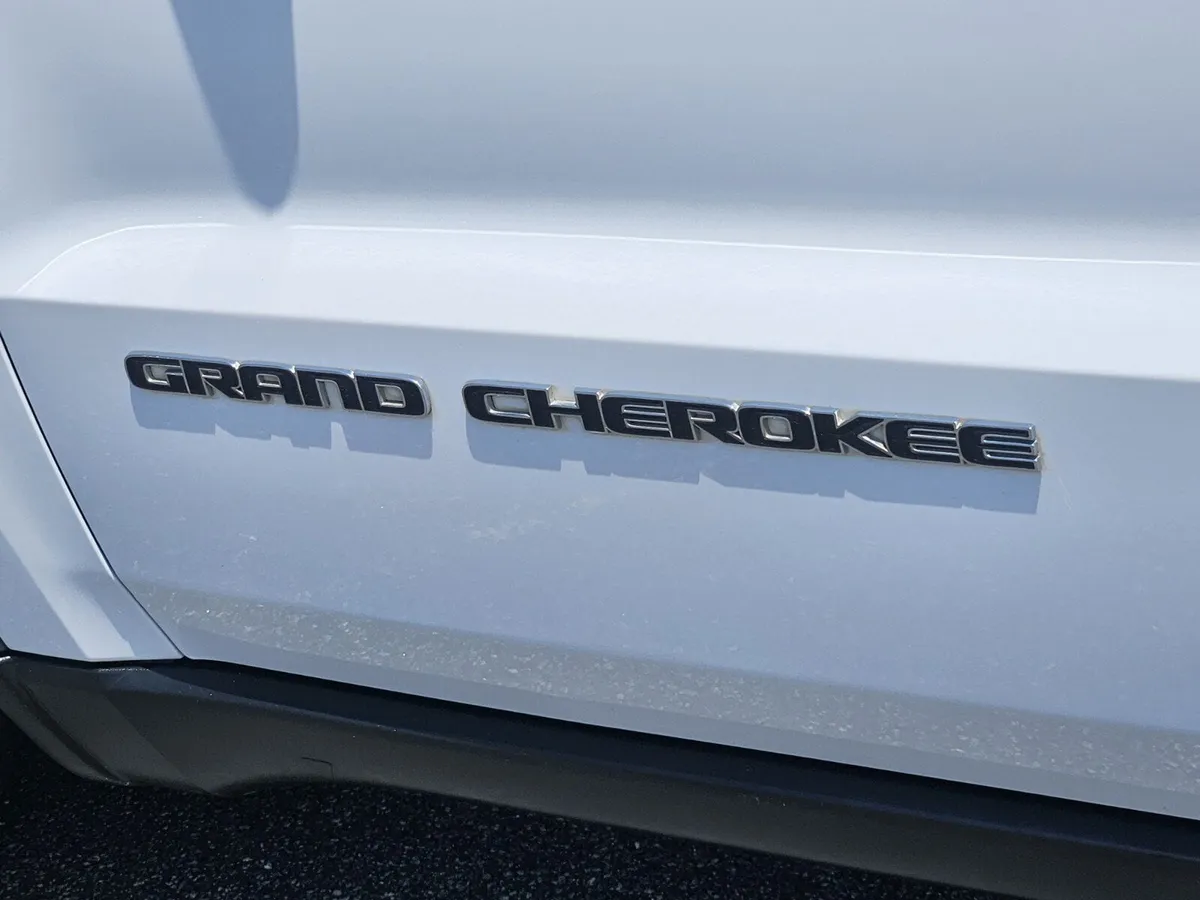 2017 Jeep Grand Cherokee Limited thumbnail 33