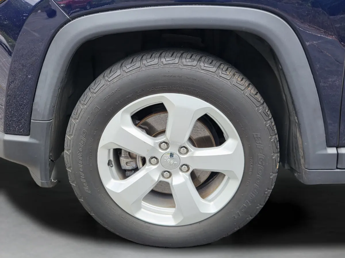 2017 Jeep New Compass Latitude thumbnail 10