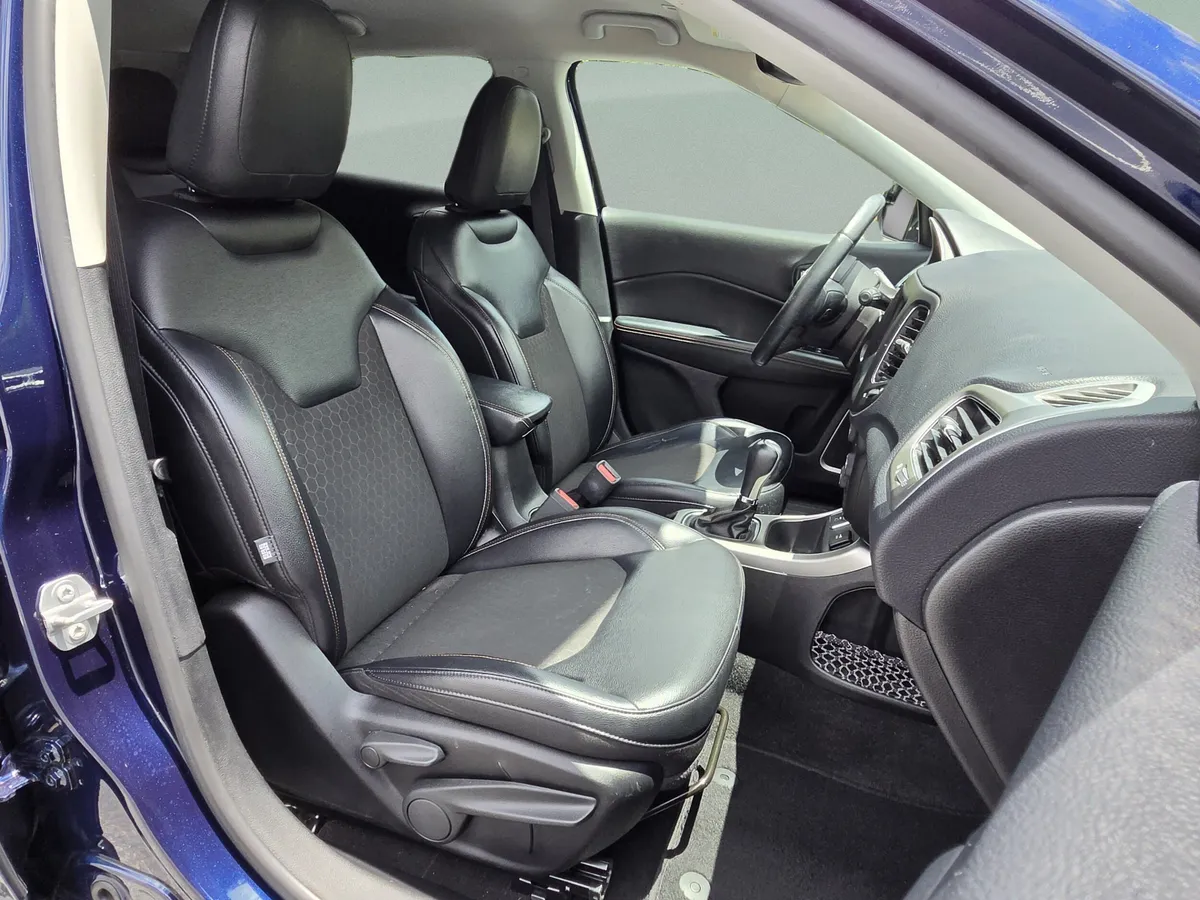 2017 Jeep New Compass Latitude thumbnail 18