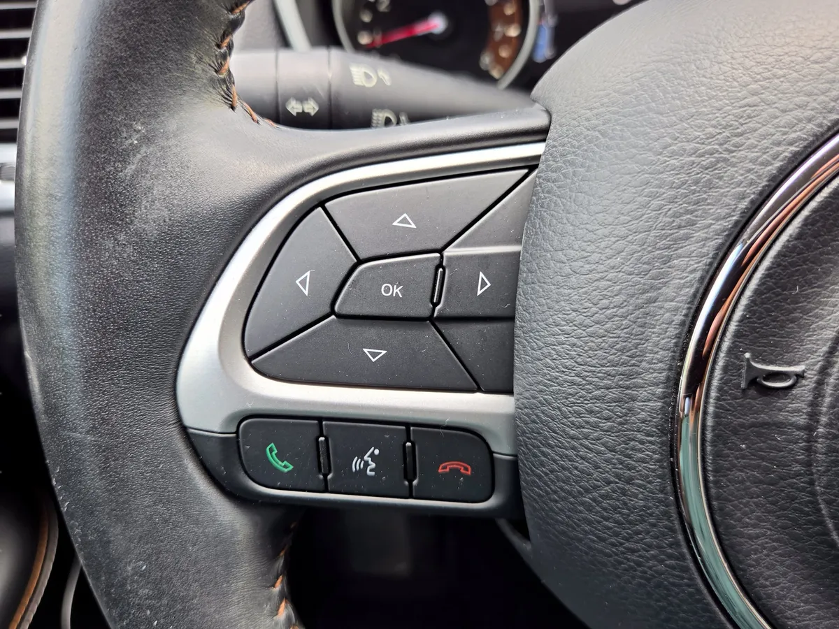 2017 Jeep New Compass Latitude thumbnail 23
