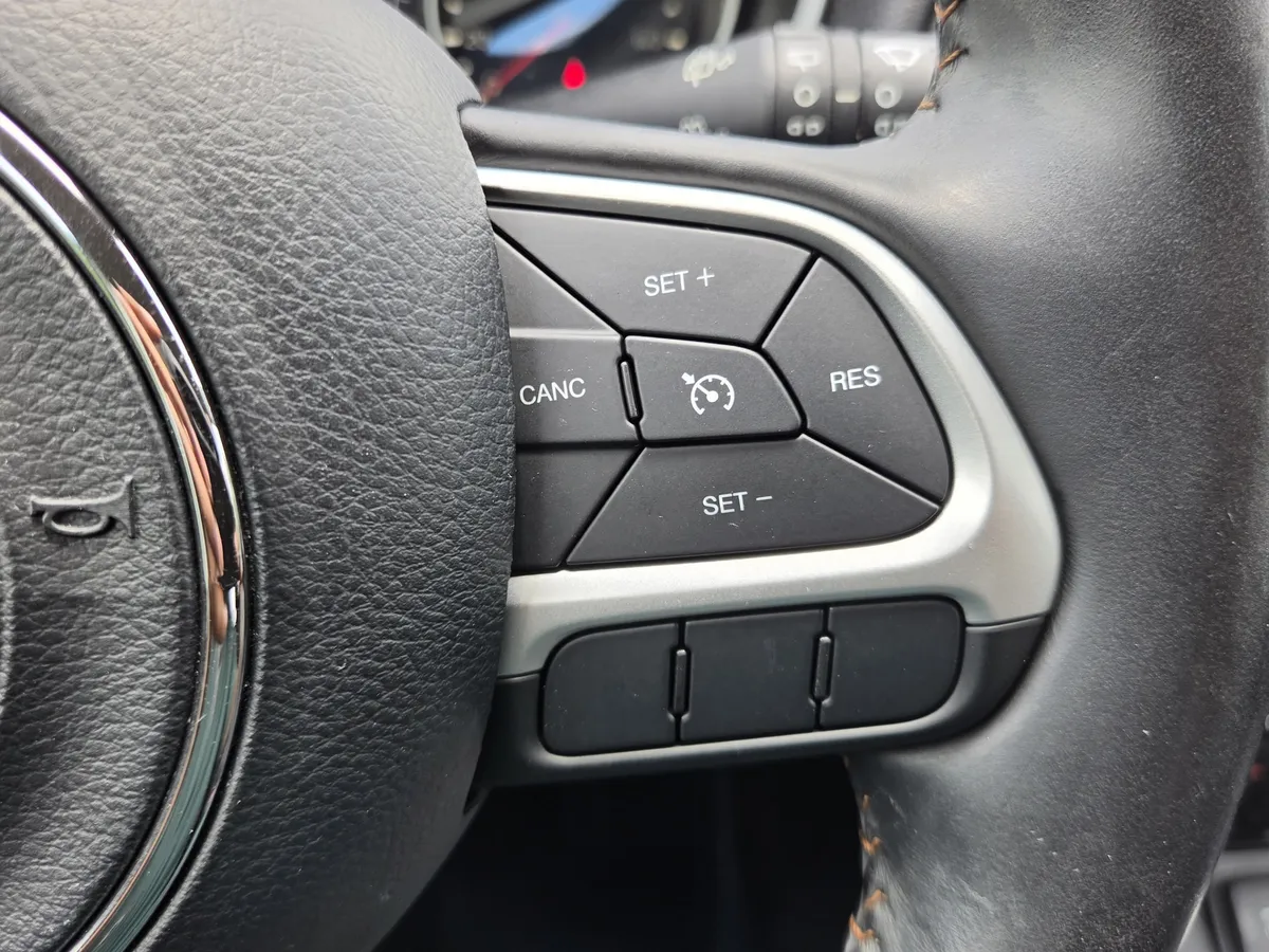 2017 Jeep New Compass Latitude thumbnail 24