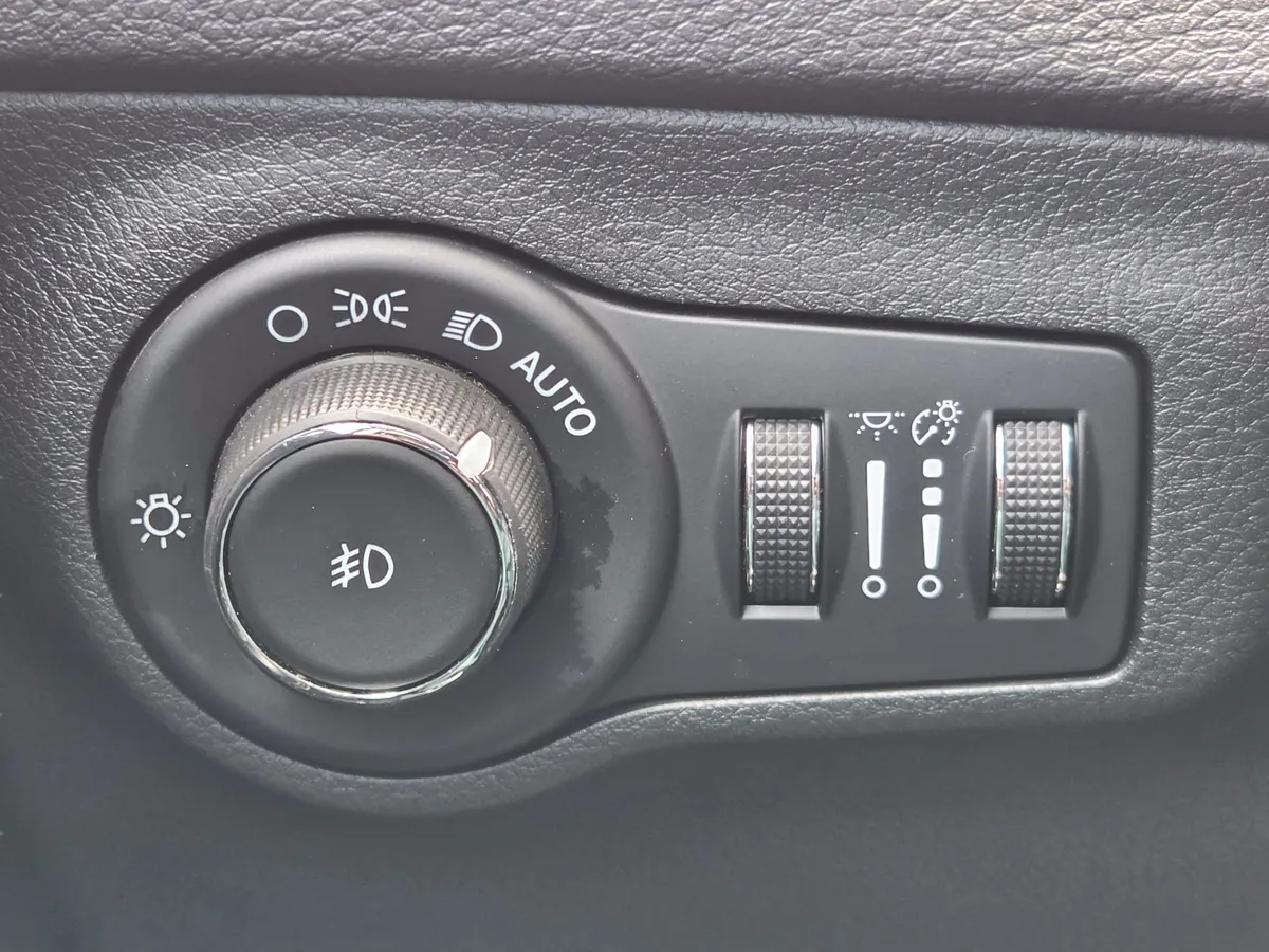2017 Jeep New Compass Latitude thumbnail 26