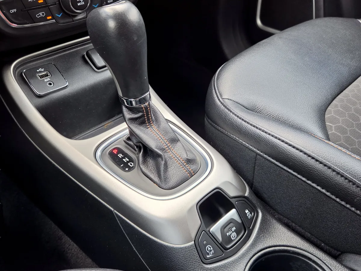 2017 Jeep New Compass Latitude thumbnail 27