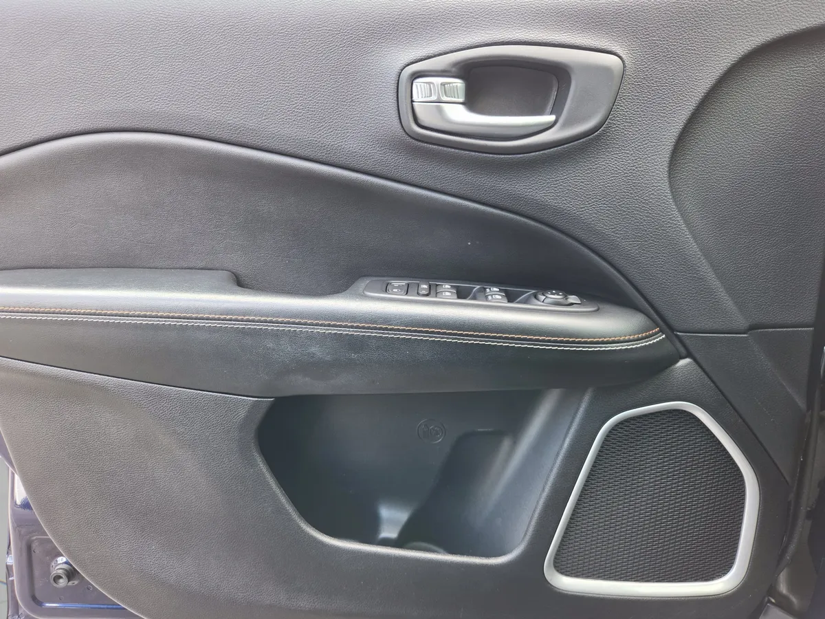 2017 Jeep New Compass Latitude thumbnail 29