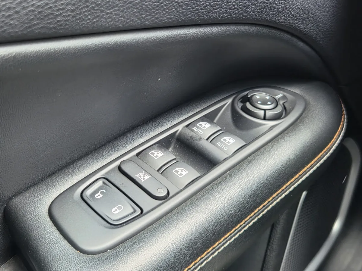 2017 Jeep New Compass Latitude thumbnail 30