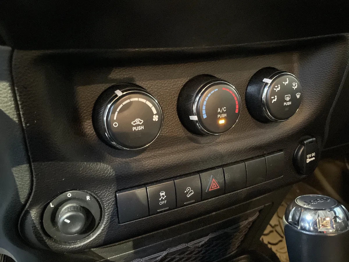 2017 Jeep Wrangler Unlimited Sport thumbnail 25