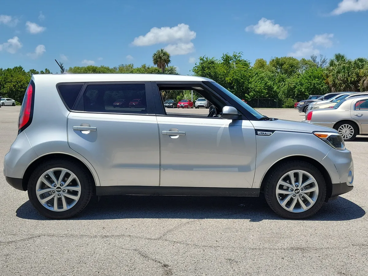 2017 Kia Soul + thumbnail 10