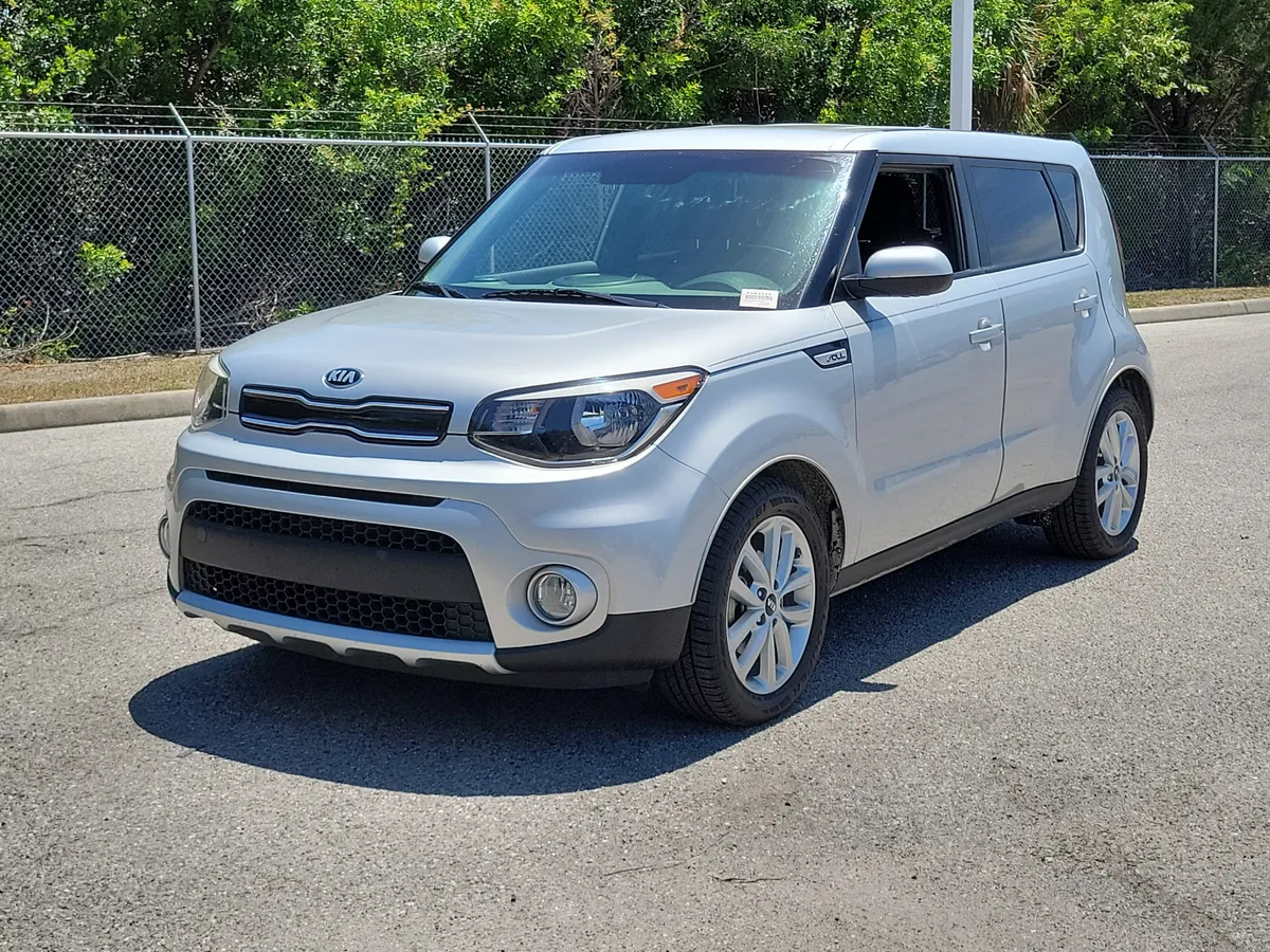 2017 Kia Soul + thumbnail 4