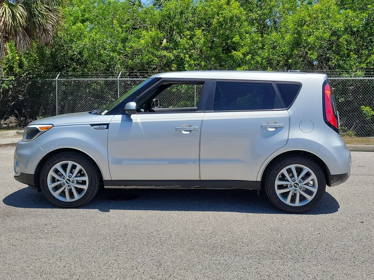 2017 Kia Soul + thumbnail 6