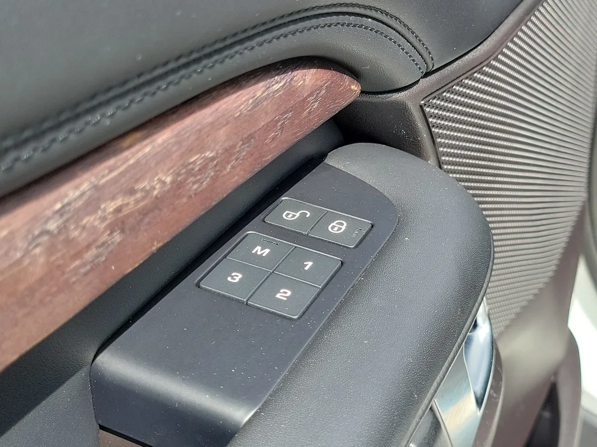 2017 Land Rover Discovery HSE Luxury thumbnail 14