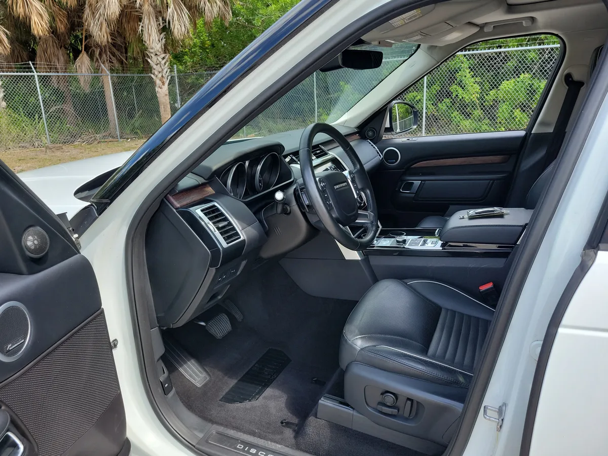2017 Land Rover Discovery HSE Luxury thumbnail 15