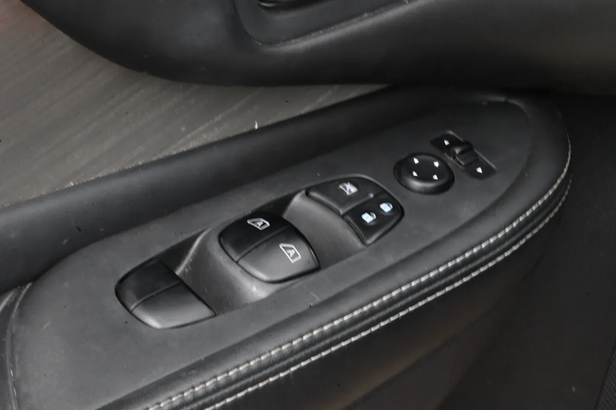 2017 Nissan Murano SV Premium Plus AWD thumbnail 25