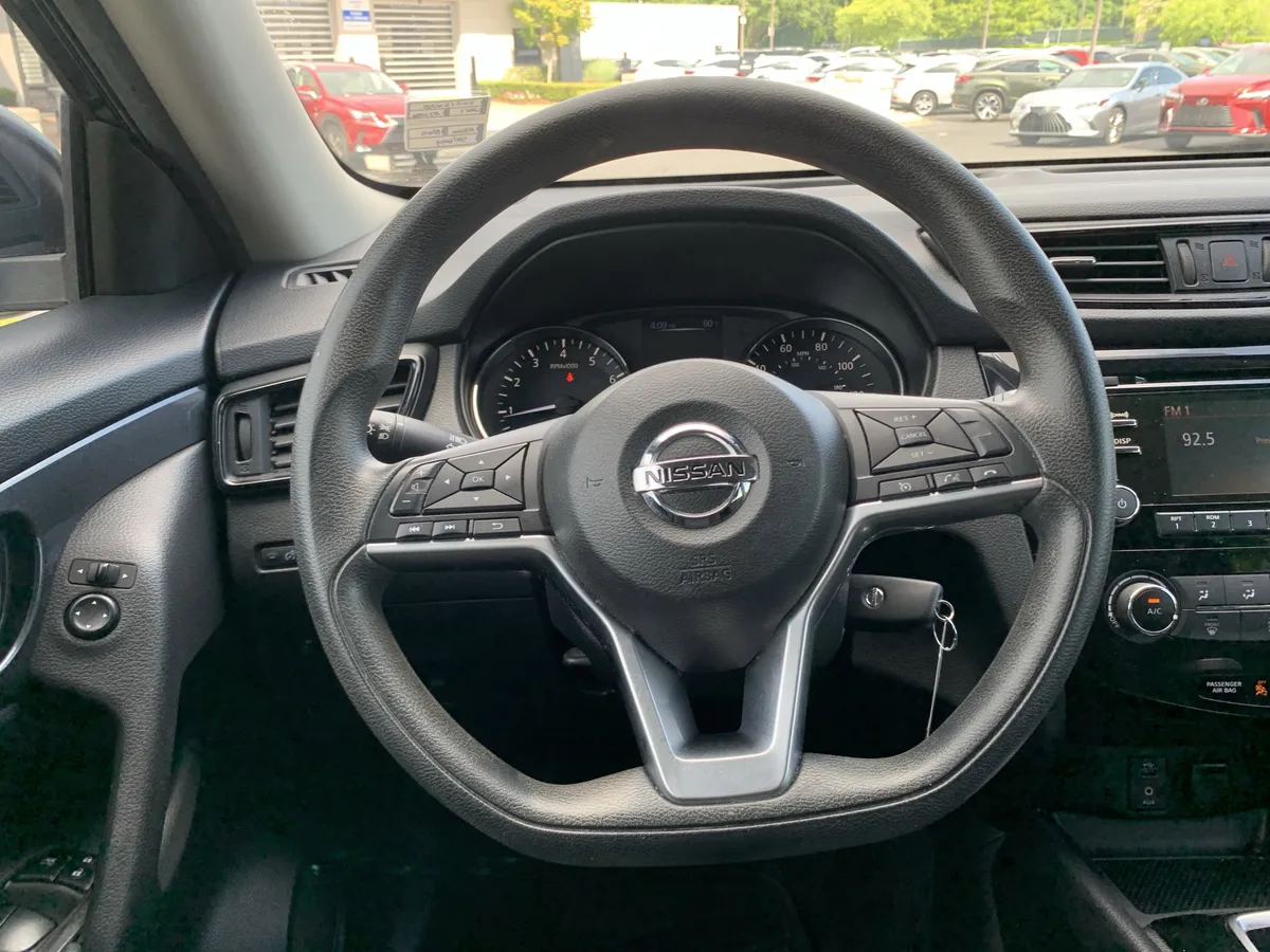 2017 Nissan Rogue S thumbnail 17
