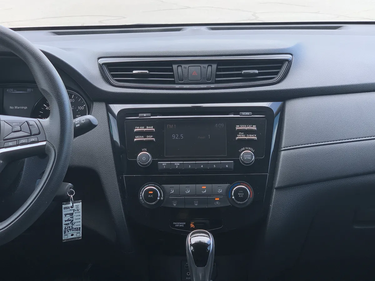 2017 Nissan Rogue S thumbnail 30