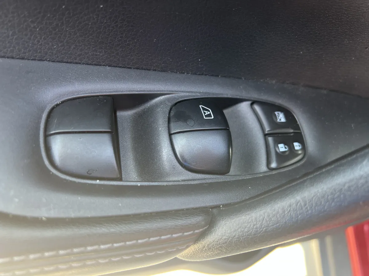 2017 Nissan Rogue SL thumbnail 14