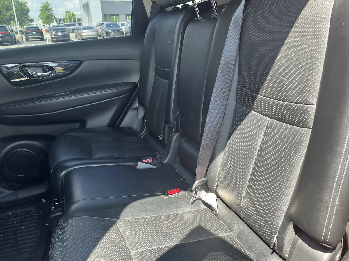 2017 Nissan Rogue SL thumbnail 32