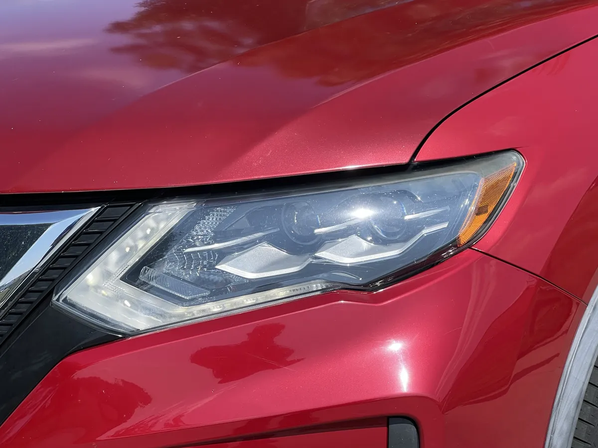 2017 Nissan Rogue SL thumbnail 6