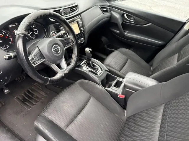 2017 Nissan Rogue SV thumbnail 10