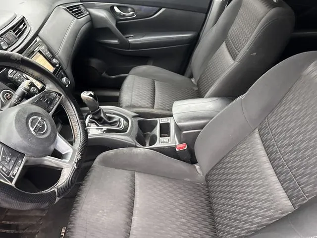 2017 Nissan Rogue SV thumbnail 11