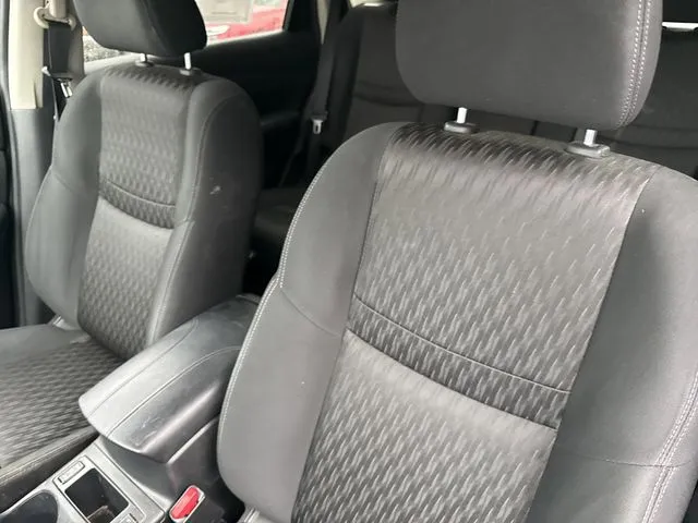 2017 Nissan Rogue SV thumbnail 12