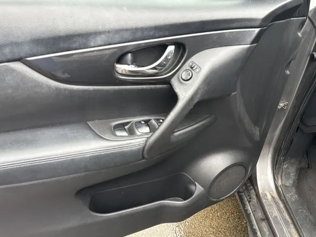 2017 Nissan Rogue SV thumbnail 14