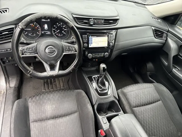 2017 Nissan Rogue SV thumbnail 16