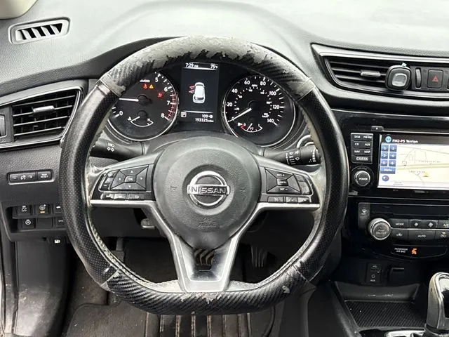 2017 Nissan Rogue SV thumbnail 17