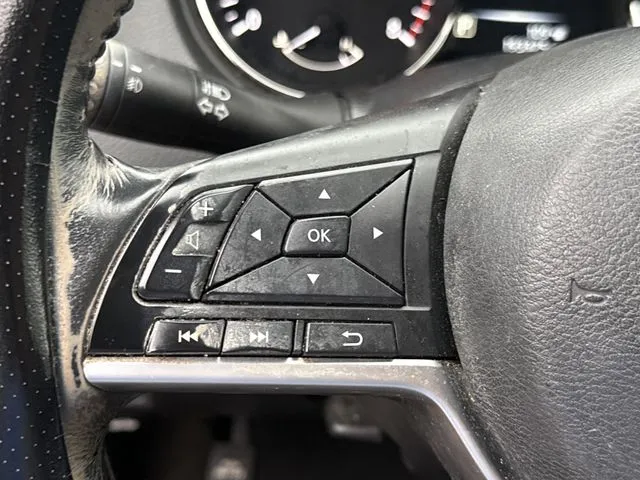 2017 Nissan Rogue SV thumbnail 18