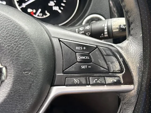 2017 Nissan Rogue SV thumbnail 19