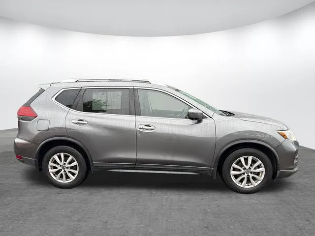 2017 Nissan Rogue SV thumbnail 4