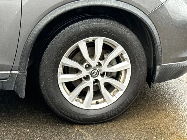 2017 Nissan Rogue SV thumbnail 5