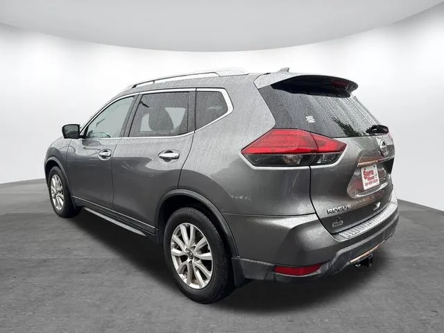 2017 Nissan Rogue SV thumbnail 7