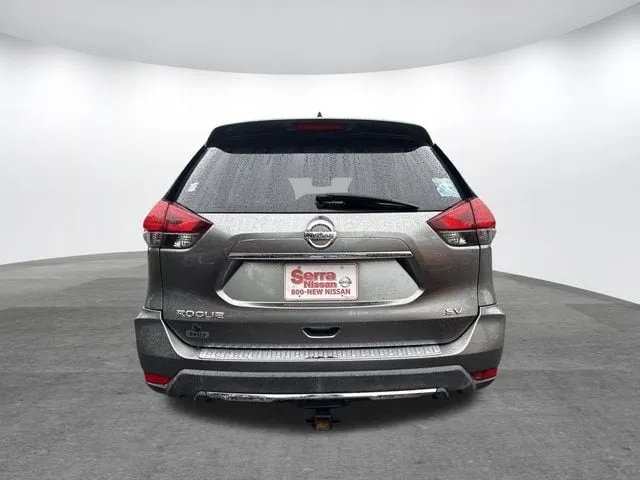 2017 Nissan Rogue SV thumbnail 8