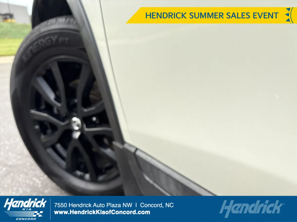 2017 Nissan Rogue SV thumbnail 11
