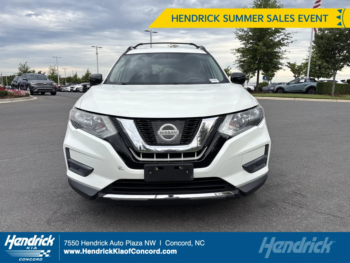 2017 Nissan Rogue SV thumbnail 2