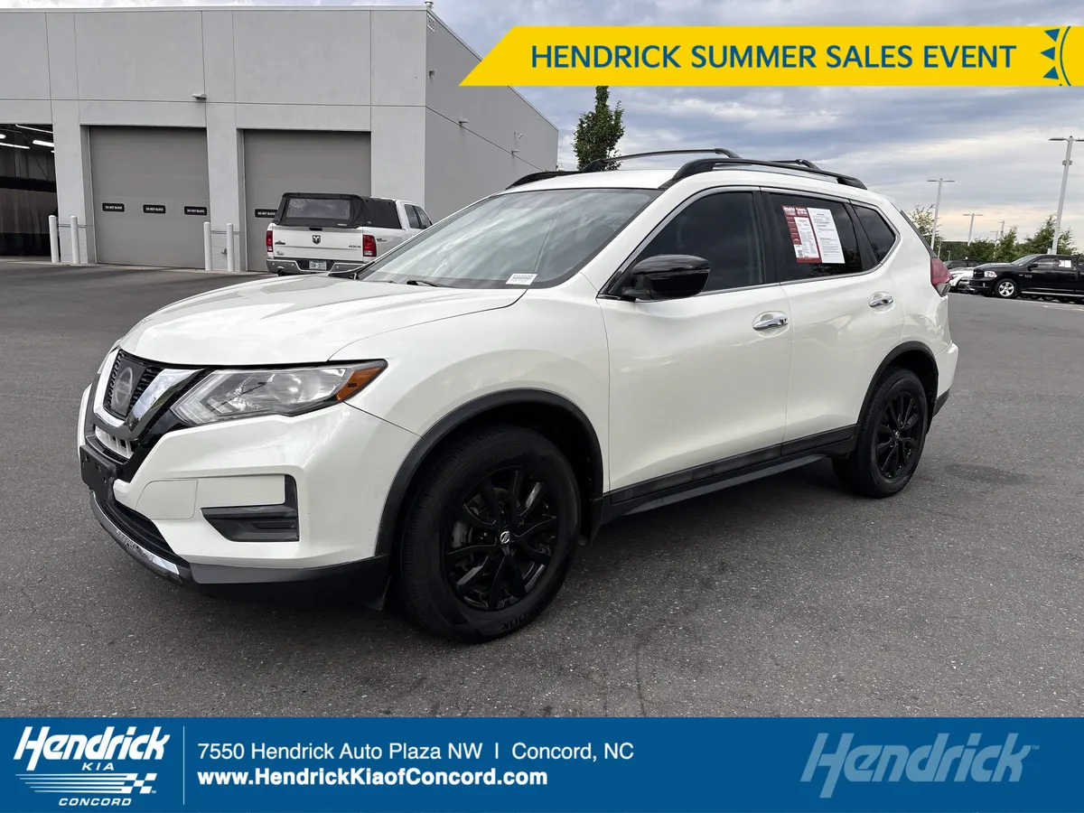 2017 Nissan Rogue SV thumbnail 4