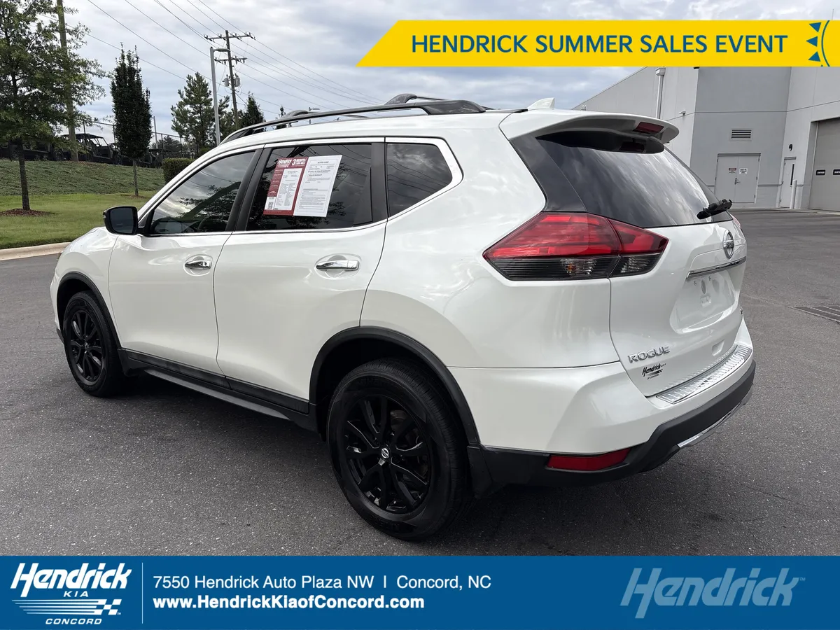 2017 Nissan Rogue SV thumbnail 6