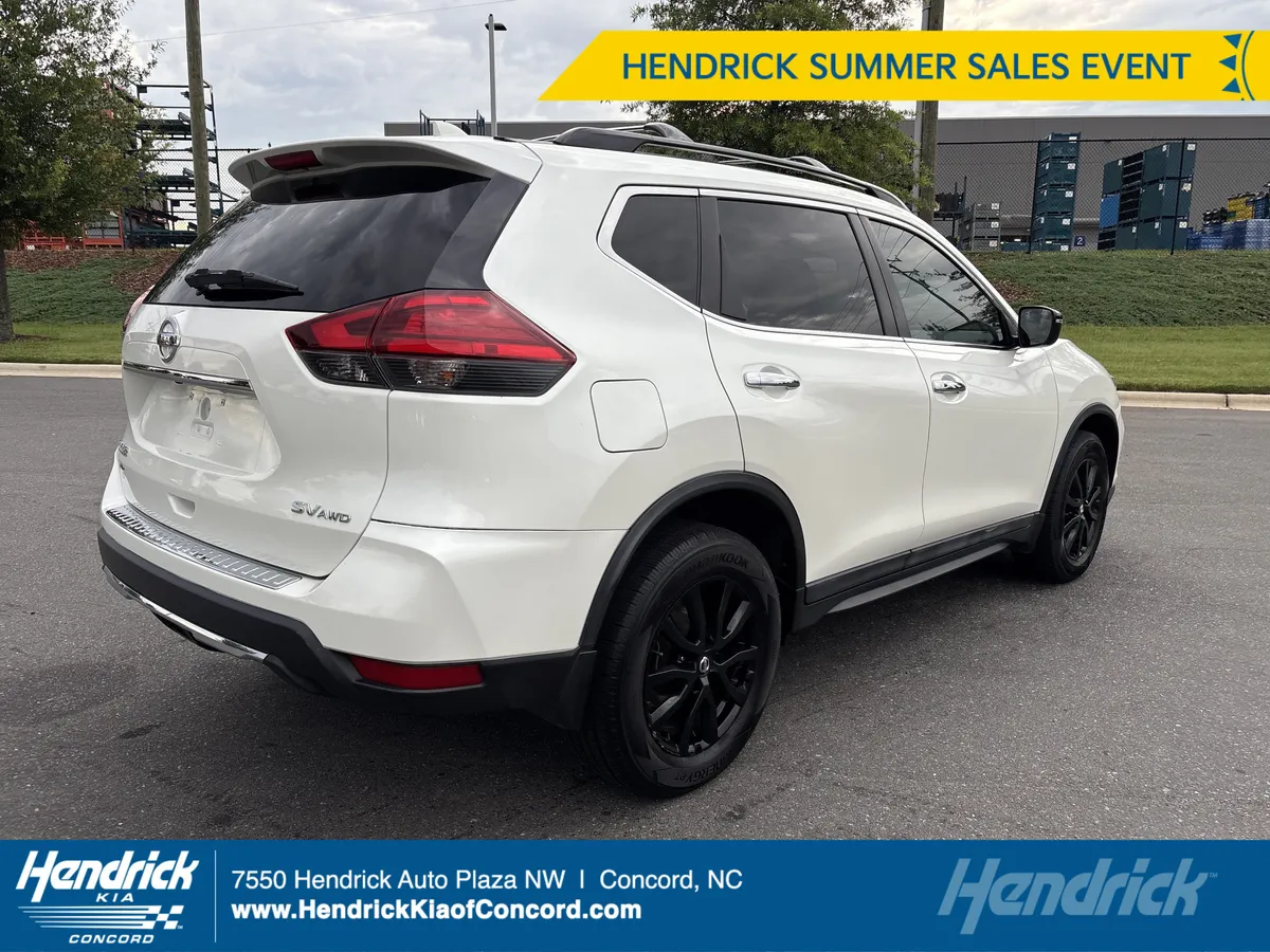 2017 Nissan Rogue SV thumbnail 8