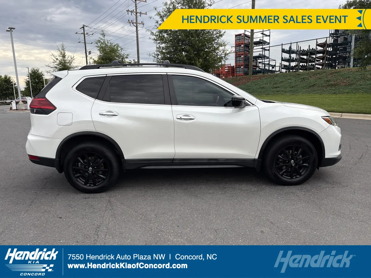 2017 Nissan Rogue SV thumbnail 9