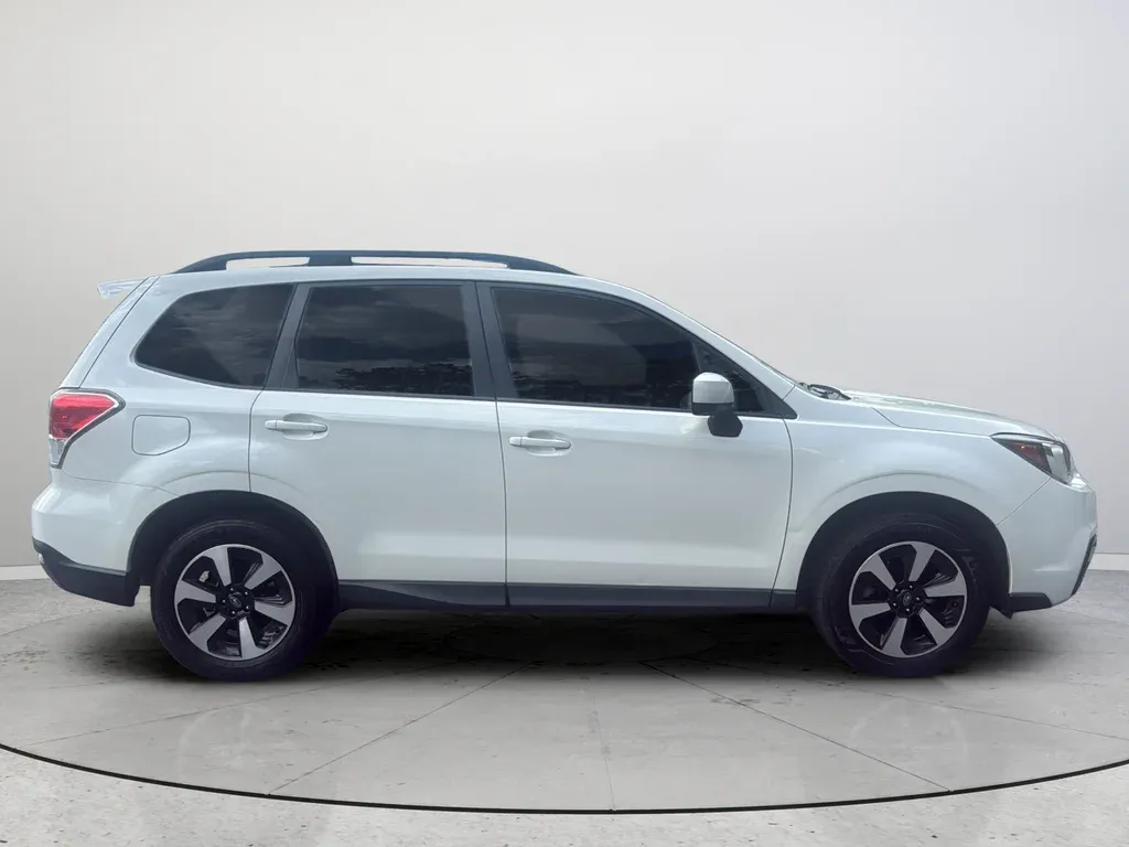 2017 Subaru Forester 2.5i Premium thumbnail 6