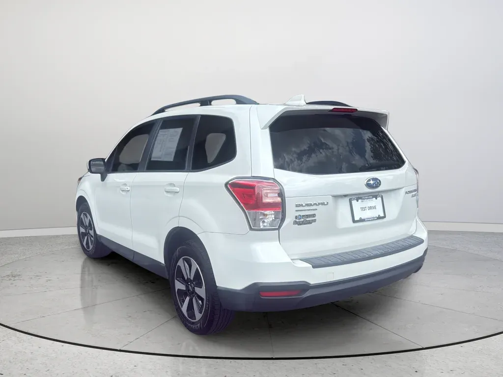 2017 Subaru Forester 2.5i Premium thumbnail 9