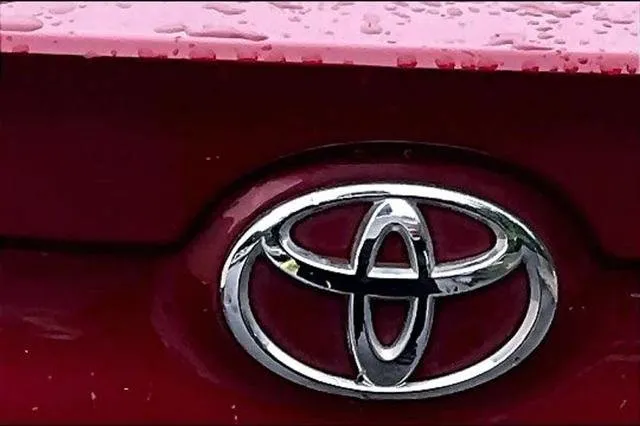 2017 Toyota CAMRY thumbnail 31