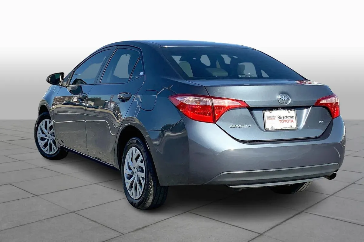 2017 Toyota Corolla LE thumbnail 11