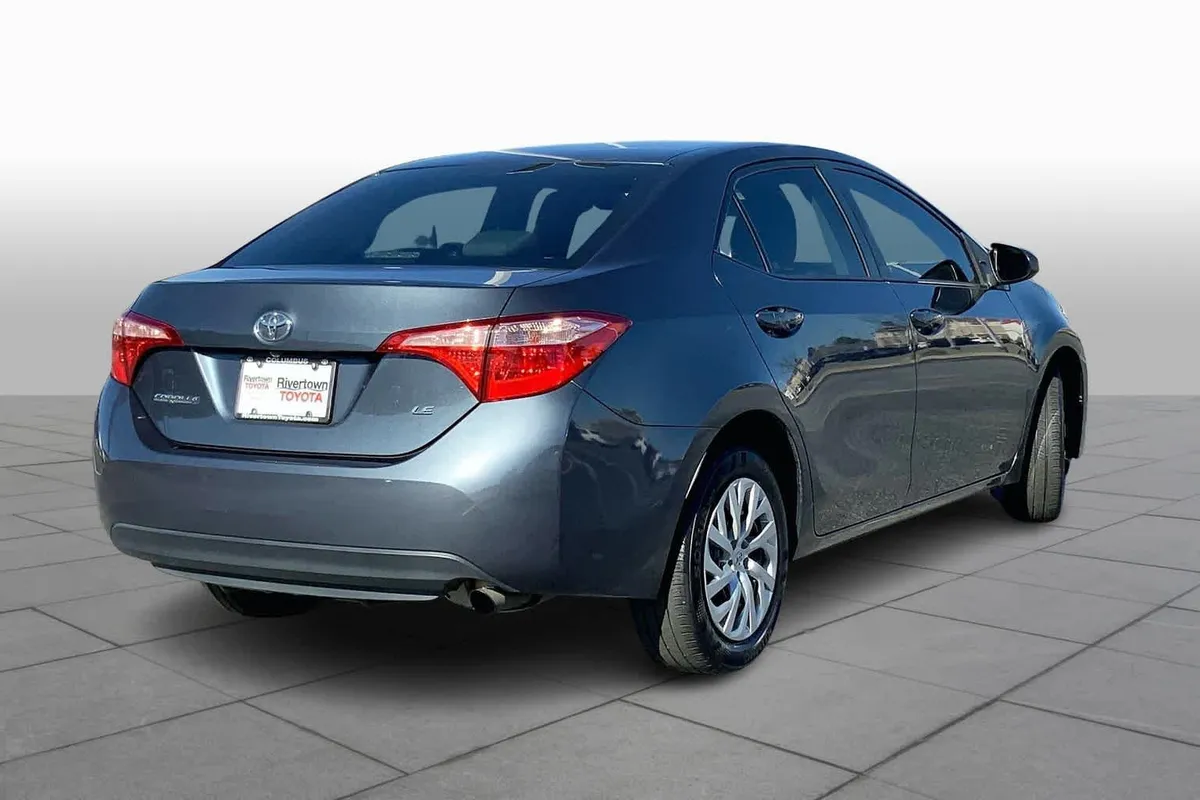 2017 Toyota Corolla LE thumbnail 12