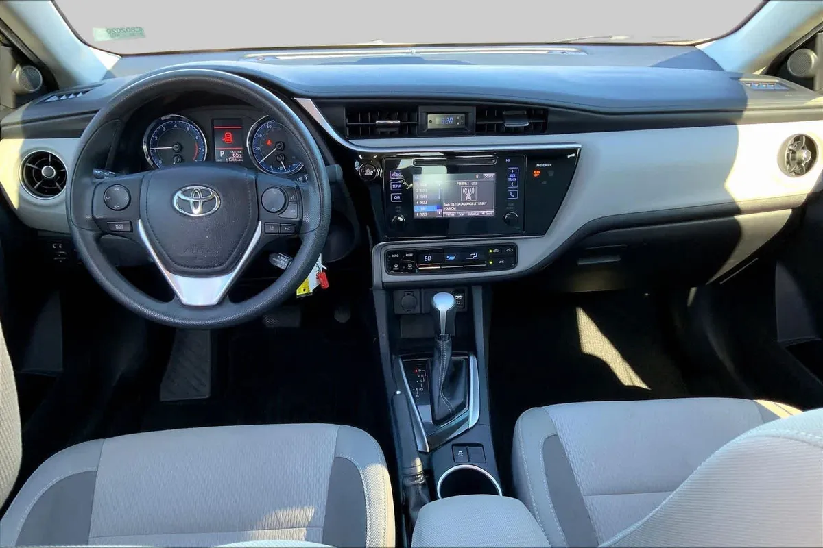 2017 Toyota Corolla LE thumbnail 14