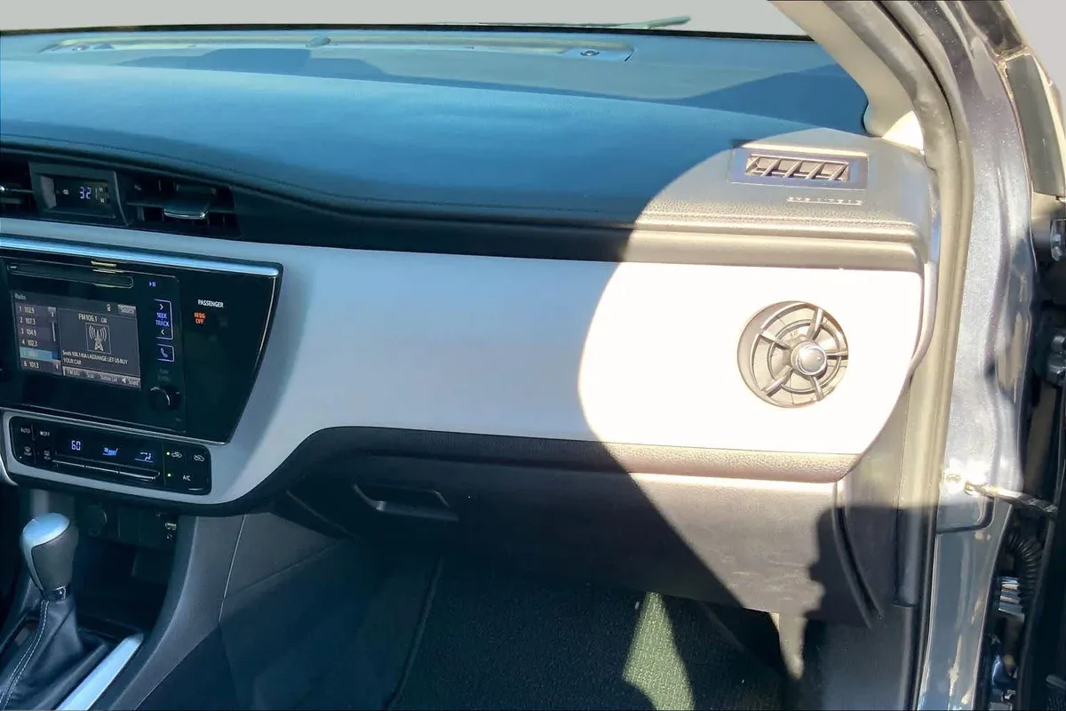 2017 Toyota Corolla LE thumbnail 17